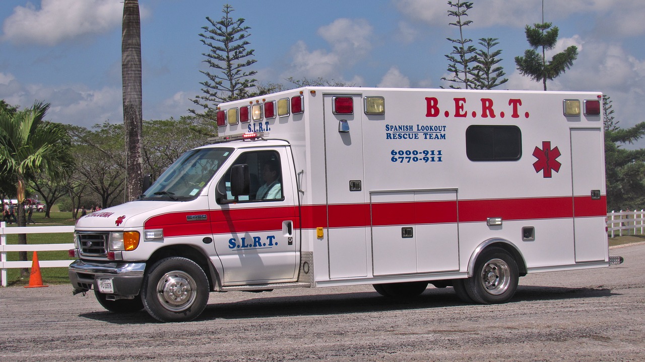 ambulance, help, rescue-3266960.jpg